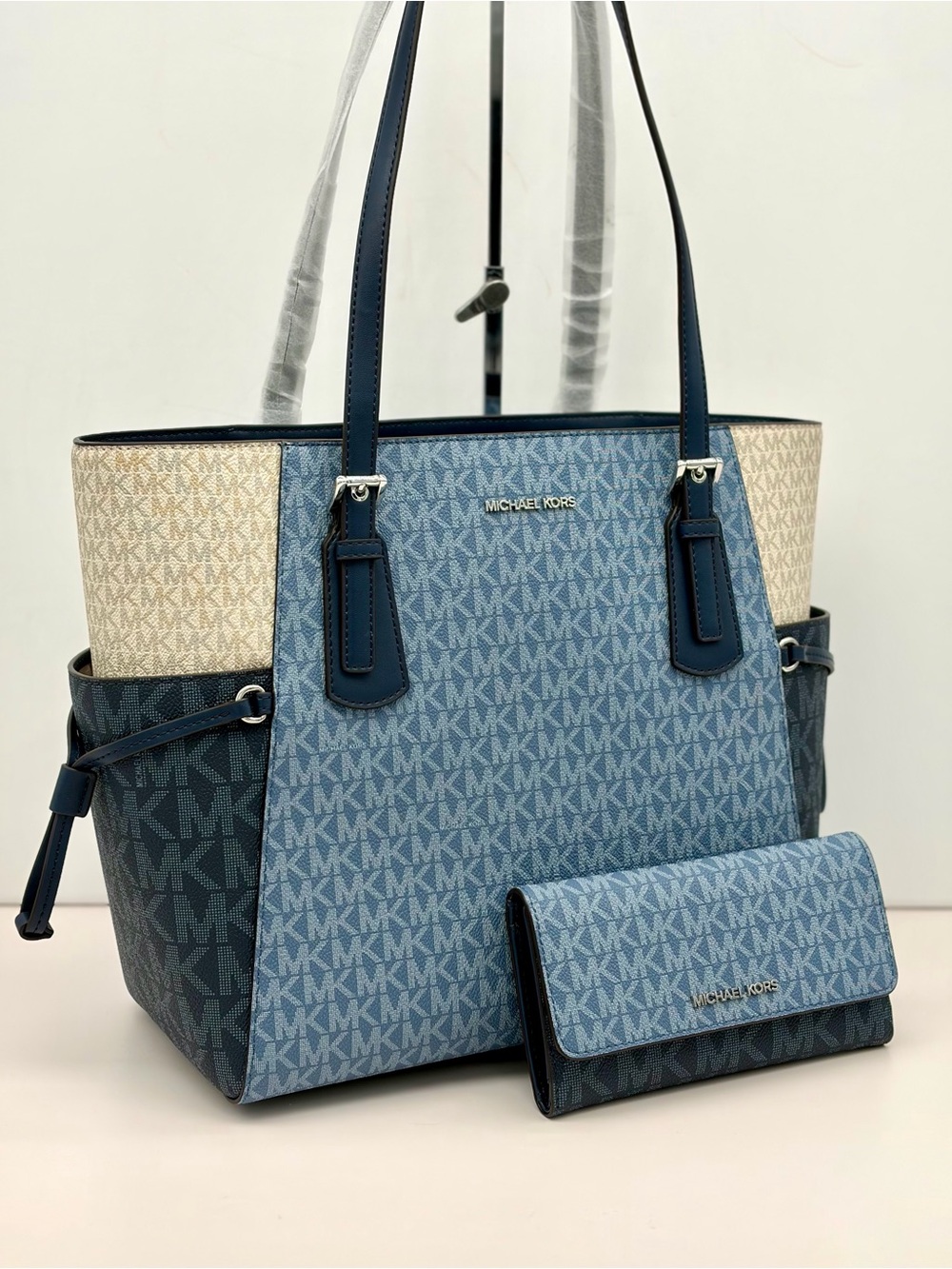 Michael Kors Voyager Color-Block Logo
Tote Shoulder Bag and Matching Wallet - Picture 4 of 16